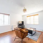 Capital Modern Two Bedroom In Wimbledon
